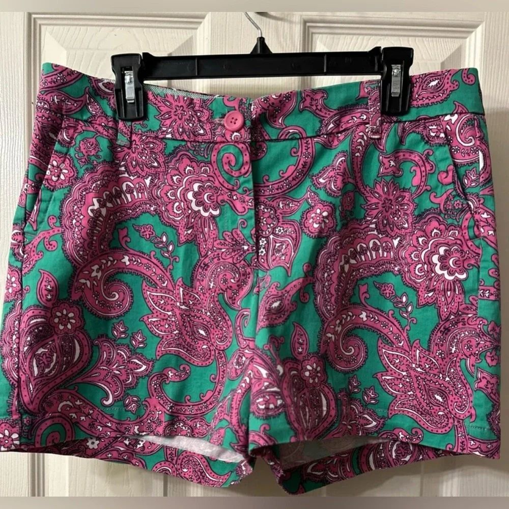 Crown & Ivy Pink Floral Shorts
Size 12 Caroline
